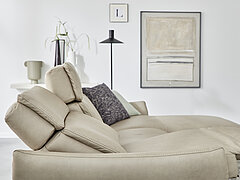 Sofa MR 280: Ecksofa, bestehend aus Anreihsofa 2,5-sitzig (LKV), Canape (CanGXRKV),  Leder Cloudy pearl (PG 60), Metallfuß schwarz, Schenkelmaß ca. 275 x 177, H 98/114, SH 46, ST 56 cm, Optionale Funktionen: motorische Kopfpolsterverstellung (KVMo)Canape motorisch (CanMoLi)Wall Away (WAS1) motorische Sitz- und Rückenverstellungverstellbare Armlehnen (LAL)