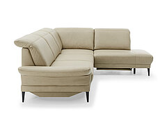 Sofa MR 1350: Eckgruppe, inkl. Kopfpolsterverstellung, bestehend aus: Anreihsofa, 3-sitzig, Armlehne links (3LKV), (Liegearmlehne LAL), Spitzecke groß (SEGKV), Anreihsofa 1,5-sitzig fester Hocker rechts (1,5KVAhoR), Schenkelmaß ca. 297 x 229, H 88 – 109, SH 44, ST 51-66 cm, Leder Vivre, Fb. desert (PG 120), Kappnaht Ton in Ton,  Metallfuß Aluminium schwarz