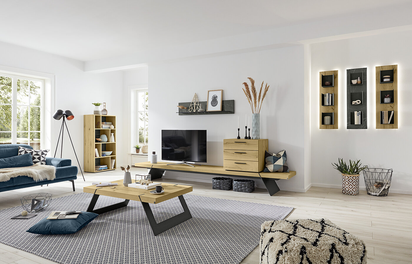 Freie Zusammenstellung, bestehend aus: TV-Bank TB3, ca. B 325, H 35, T 49 cm, Aufsatzelement AK3-1, ca. B 65, H 55, T 49 cm, Balkeneichr furniert, natur