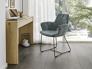 Esszimmer Navarra Kufenstuhl in Grün und Funktionstisch in Asteiche von Musterring