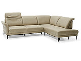 Sofa MR 1350: Eckgruppe, inkl. Kopfpolsterverstellung, bestehend aus: Anreihsofa, 3-sitzig, Armlehne links (3LKV), Spitzecke groß (SEGKV), Anreihsofa 1,5-sitzig fester Hocker rechts (1,5KVAhoR), Schenkelmaß ca. 297 x 229, H 88 – 109, SH 44, ST 51-66 cm, Leder Vivre, Fb. desert (PG 120), Kappnaht Ton in Ton,  Metallfuß Aluminium schwarz