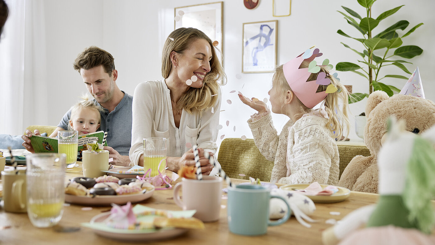 Esszimmer MR4010 und T4010 Esstisch in Eiche und Bank in Fb. Gelb von Musterring Moodaufnahme zum Esstisch T4010 in Eiche und Bank MR4010 in Fb. Gelb von Musterring