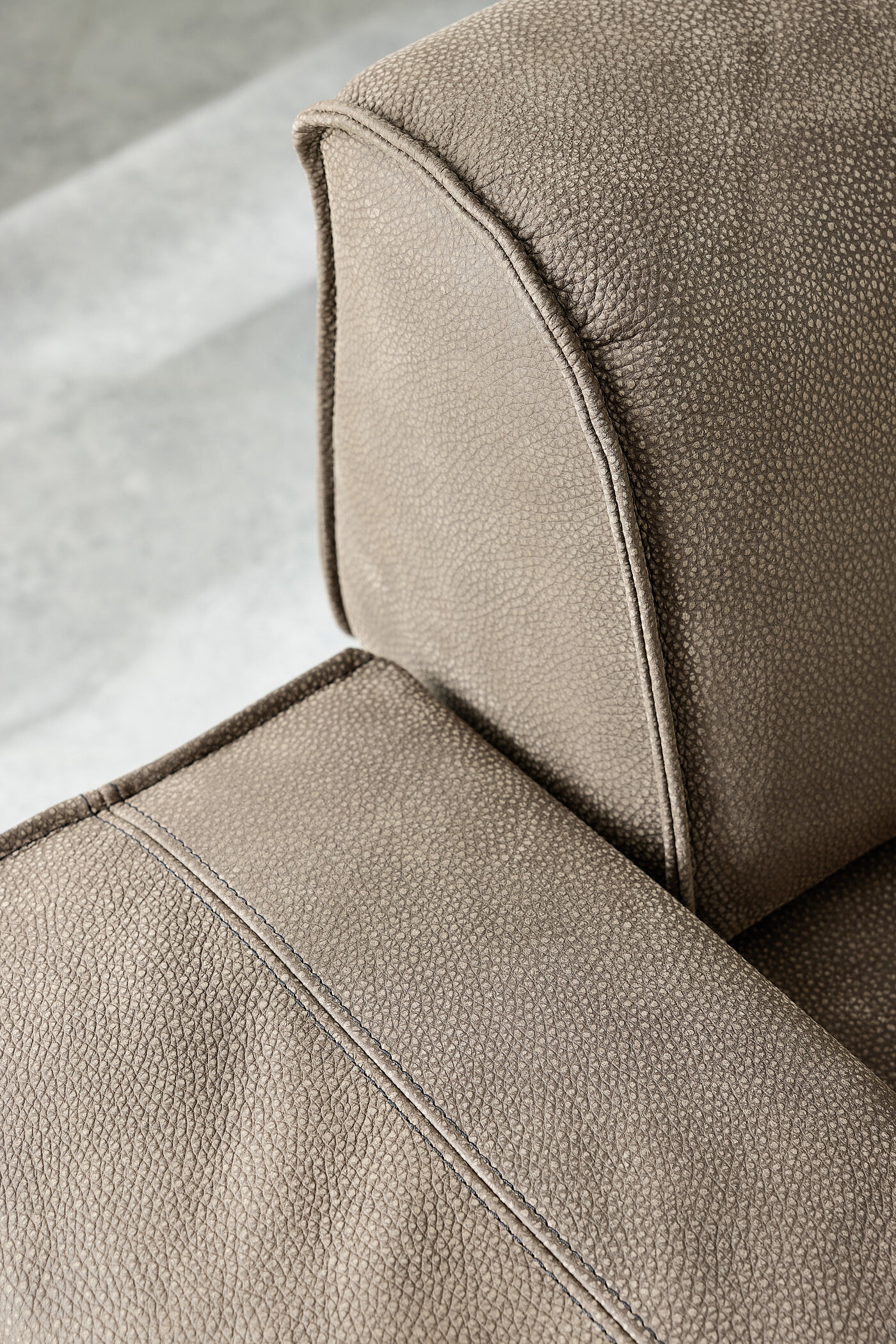 Detailbild der Armlehne vom Sofa MR 2985 in Leder Fb. braun von Musterring