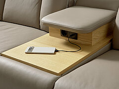 Detailbild der Handyladestation vom Sofa MR 300 in Leder beige von Musterring