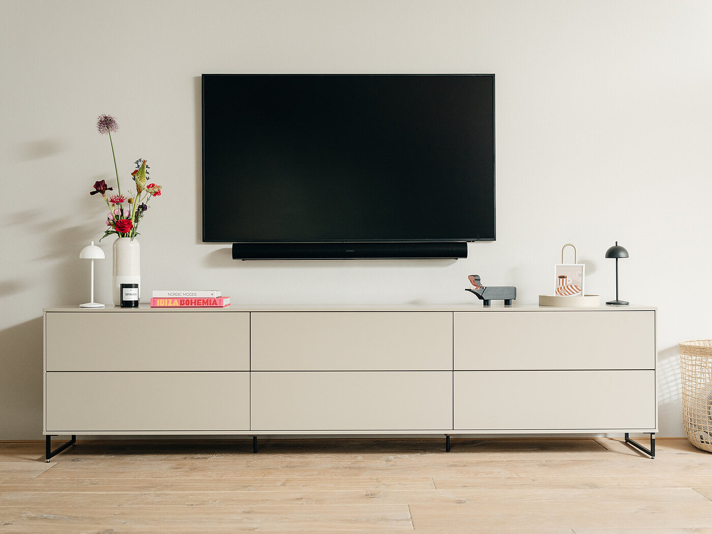 Sideboard bestehend aus Korpuselement 1,5R (61228), Korpuselement 1,5R (61239T), Korpuselement 1,5R (61228), Lack cashmere, 2x Abdeckblatt (92676), Kufen schwarzmatt, ca. B 273, H 112, T 40 cm