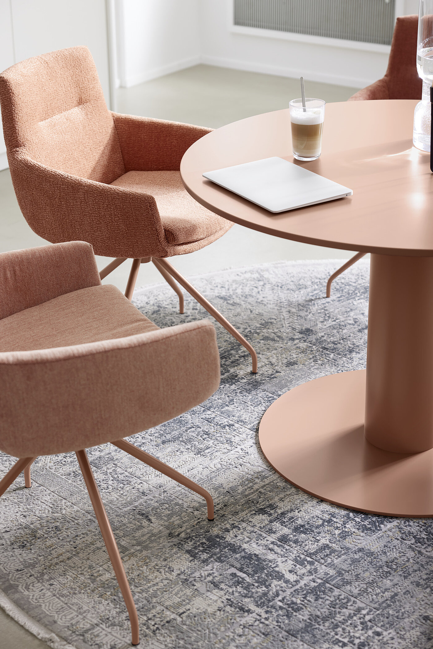 Stuhl MR 4010 (4011-85202) mit Armlehnen, Stoff JAB ANSTOETZ (JAB 0), vorne 07062 (100 % Polyester), hinten 06062 (100 % Polyester), Spinnenfuß (1238), 360° drehbar, Metall, rosewood lackiert, ca. B 61, H 85, AH 67, SH 51, T 64, ST 45 cm