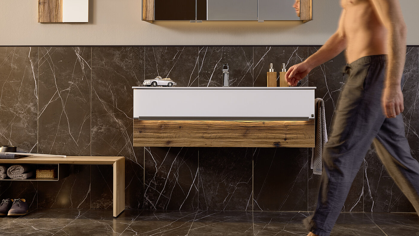 VZ-Vorschlag 810003, Korpus Wildeiche massiv lackiert, Front Colorglas weiß / Absetzung Spaltholz Altholz-Eiche, lackiert, ca. B 122, H 200, 
T 50 cm, best. aus: Waschtisch-Hängeschrank 810127 mit 1 Auszug, ca. B 120,0, H 38,4, T 50,0 cm, Waschtisch 810306 Mineralstein weiß, ca. B 122,0, H 1,6, T 50,0 cm, Spiegelschrank 3-trg. 810049 mit Spaltholz, seitl. LED-Beleuchtung
mit Kippschalter zum Schalten der Lichtfarbe und Doppelsteckdose, ca. B 122,0, H 77, T 20 cm
Zubehör (Aufpreis): LED-Spiegelaufsatzbeleuchtung 810927, LED-Waschplatzbeleuchtung 810939, LED-Griffbeleuchtung 810912 für WT-Hängeschrank, Handtuchhalter 810901 für Korpusmontage, ca. L 45 cm