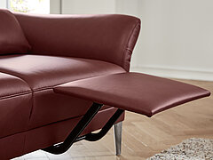 Sofa MR 1350: Detail Sofa 2,5-sitzig, motorische Beinauflage, Leder Rodeo, Fb. barolo (PG 160) Kappnaht Ton in Ton, Metallfuß Aluminium poliert