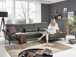 Sofa MR 1350: Eckgruppe mit Kopfpolsterverstellung bestehend aus:Anreihsofa 3-sitzig, Armlehne links, (3LKV), Canape gerade (CanGXLRKV), Schenkelmaß ca. 312 x 193 cm, SH. 44, H 88-109 cm, 3 x Nierenkissen, ca. 70 x 25 cm, in Echtleder Bovino (PG 160), Fb. anthrazit, Metallfuß Aluminium schwarz