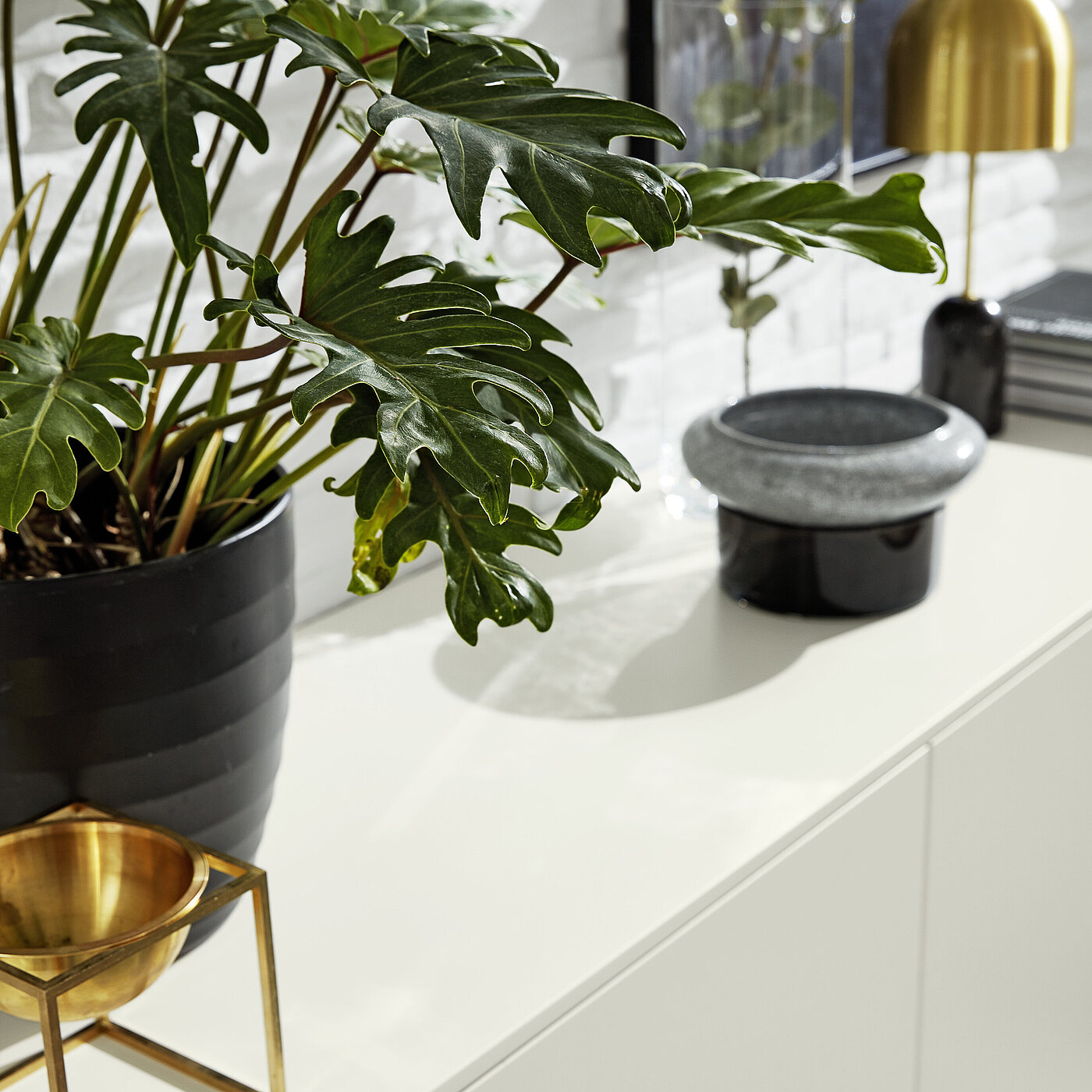 Sideboard 73066, ca. B 242, H 85, T 50 cm, Kufen: Schwarz Matt,
Lack weiß