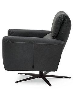 Relaxsessel medium
ca. B 74, H 88-117, T 82-183, SH 45-49, ST 48-54 cm
in Echtleder  63/ Aurelia graphite, ohne Kontrastnaht, schmale Armlehne, Sternfuß (AD4S) pulverbeschichtet, schwarz, manuell hochklappbare Rückenpolster, Höhenverstellung durch Gasdruckfeder (AGV)