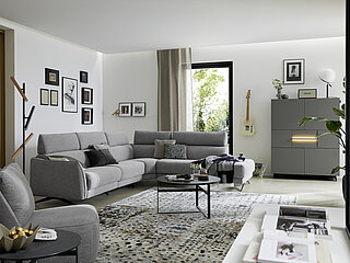 Ecksofa MR 9440 (Vorschlag 1, M300BT270) bestehend aus Anreihsofa, Armlehne links, Anreihelement ohne Armlehnen, Eckelement, Anreihelement mit offenem Abschluss rechts inkl. 5 x feste Kopfstützen, Stoff (PG 3, z.B. Escana stone, 91 % Polyester, 9 % Viskose), Sitzkomfort Standard HR 40, ca. 300 x 270, H 99, SH 47, T 100, ST 60 cm. Zubehör: 2 x Kufe 03BL Black, Rc = Relaxfunktion mit Herz-Waage-Funktion, 5 x E = ELEGANT, manuelle Verstellung der Kopfstütze, Z=ZEN, motorische Kopfteilverstellung