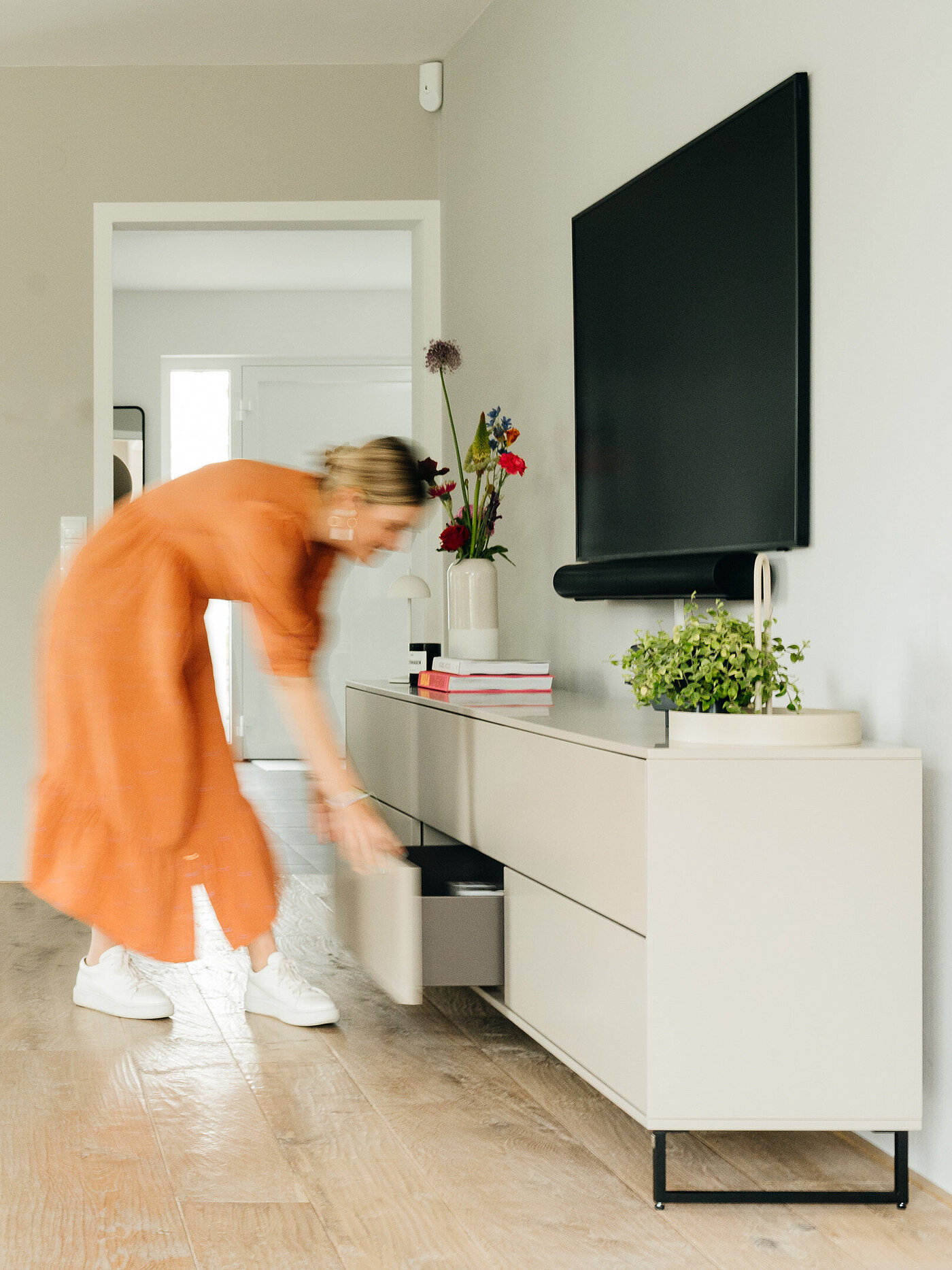 Sideboard bestehend aus Korpuselement 1,5R (61228), Korpuselement 1,5R (61239T), Korpuselement 1,5R (61228), Lack cashmere, 2x Abdeckblatt (92676), Kufen schwarzmatt, ca. B 273, H 112, T 40 cm