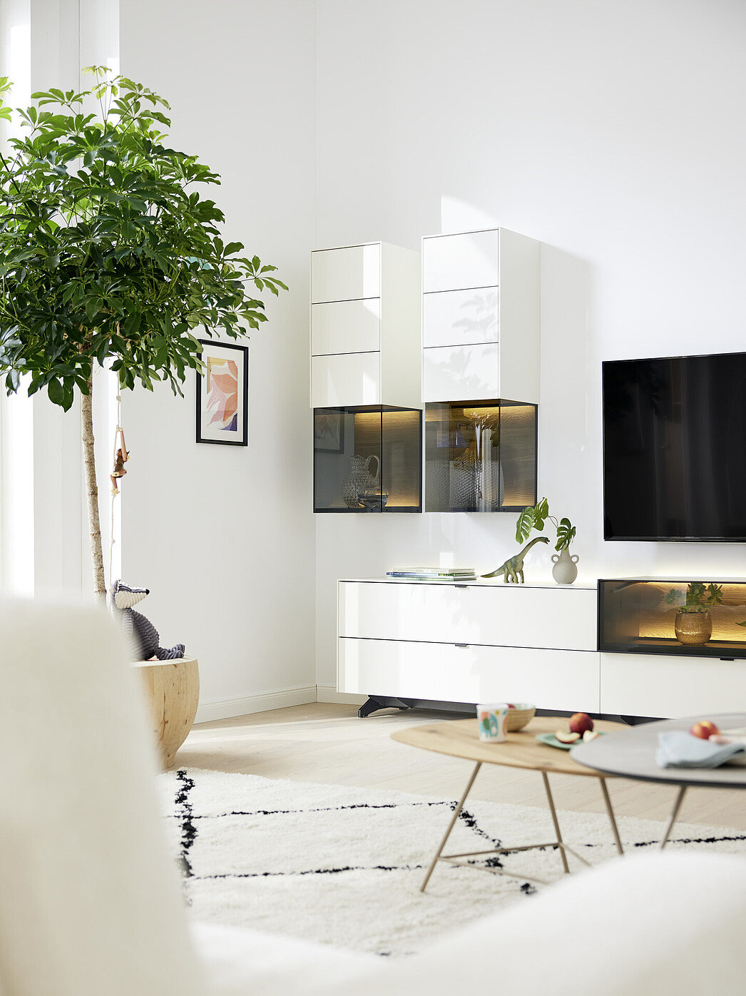 MR11572_036_QMedia2.0_Mood_Print - 15.jpg Hängeschrank 061-14-20-80-00-1 li und 062-14-20-80-00-1 re., Lack weiß (PG 2) / Eiche massiv, gebürstet, je ca. B 37, H 113, T 35 cm. Zubehör: 2 x indirekte LED-Beleuchtung (914), 2 x Trafo mit Fernbedienung (640)