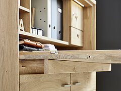 Portland: Detail Klappe Sekretär 179 198, ca. B 122, H 126, T 47 cm, Absetzung gehobelt, Wildeiche massiv, bianco geölt