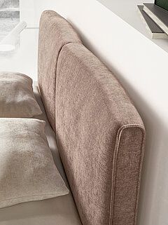 Detailbild vom Kopfteil vom Polsterbett Bari in Stoff Rosa von Musterring