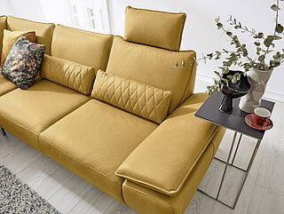 Sofa MR 270: Eckgruppe, bestehend aus: Anreihsofa 1-sitzig (AhoL 1,5), fester Hocker links, Spitzecke (SEG), Anreihsofa 2,5-sitzig (2,5R), Armlehne rechts, Zubehör: 3x Nierenkissen groß, 2x Kopfstütze (KS)ca. 225 x 293, H 87, T 107, SH46, ST 55-70 cmin Echtleder Cloudy kurkuma (PG 60), Metallfuß Hochglanz Stahl verchromt