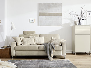 3-seater sofa (3002), approx. W 190, H 86, SH 47, D 95, SD 58 cm, 10071 light beige fabric (JAB 1), 53% polyester, 40% polyacrylic, 7% viscose, inner spring seating comfort, armrest A, chrome-plated metal feet, headrest (9190), approx. W 50, H 15, D 14 cm; accessories: Oxford cushion (7552) and cushion (9002), 16070 fabric, white (JAB 1), Oxford cushion (7550) and cushion (9205), 15070 fabric, white (JAB 1)