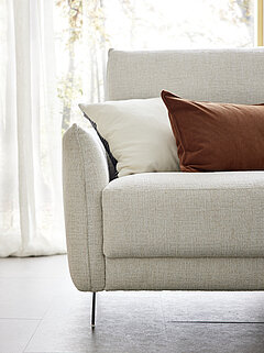 Sofa (CC180), Stoff (PG 0), Sitzkomfort Dynaspring, Sitzhöhe M, ca. 180 x 100, H 100, SH 46, ST 66 cm. Zubehör: 2 x Kufe 03BR brushed, 2 x E=ELEGANT, manuelle Verstellung der Kopfstütze