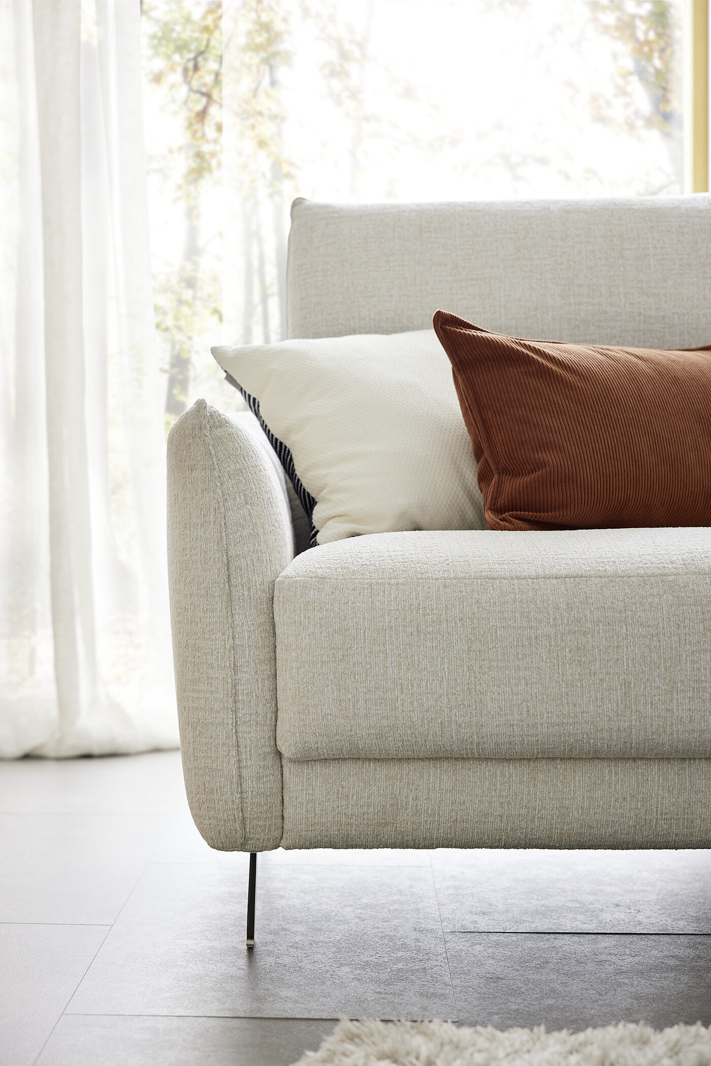 Sofa (CC180), Stoff (PG 0, z.B. JAB 05070, 96 % Polyester, 4 % Viskose), Sitzkomfort Dynaspring, Sitzhöhe M, ca. 180 x 100, H 100, SH 46, ST 66 cm. Zubehör: 2 x Kufe 03BR brushed, 2 x E=ELEGANT, manuelle Verstellung der Kopfstütze