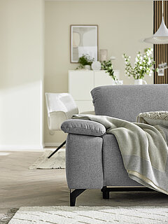 MR 370: Ecksofa (Vorschlag 4, 8838), bestehend aus Anreihsofa 1,5-sitzig medium, Armlehne links, mit vollmotorischer Sitz-, Rücken- und Kopfteilverstellung, Anreihelement 1,5-sitzig medium, mit manueller Kopfteilverstellung, ohne Armlehne, Longchair mit manueller Kopfteilverstellung, Armlehne rechts, Stoff Melrose platin (PG 2, 100 % Polyester), Sitzkomfort Soft, Metallfuß schwarz, matt, ca. 280 x 180, H 83–105, SH 47, T 111–171, ST 56–104 cm. Zubehör: Armlehne B, klappbar