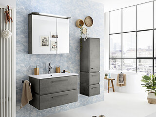 Bad Rimini: Zusammenstellung, best. aus: Mineralmarmor-Waschtisch Weiß BME013M81001, Waschtisch-Unterschrank W01013M7940 mit 2 Auszügen inkl. Kosmetik-Einsatz, ca. B 81/79, H 53, T 46 cm, Front, Korpus u. Akzentfarbe: Oxid Dunkelgrau quer Nachbildung, Griff Quarzgrau matt, Spiegelschrank SEKE0058040 mit Kranz inkl. LED-Beleuchtung, ca. B 81, H 73, T 17/23 cm, Korpus Oxid Dunkelgrau quer Nachbildung, Gegen Aufpreis: Handtuchhalter HHWE2-325, Waschtischarmatur (Achtung: Die fotografierte Armatur wurde nicht aufgenommen. Siehe Preisliste!)