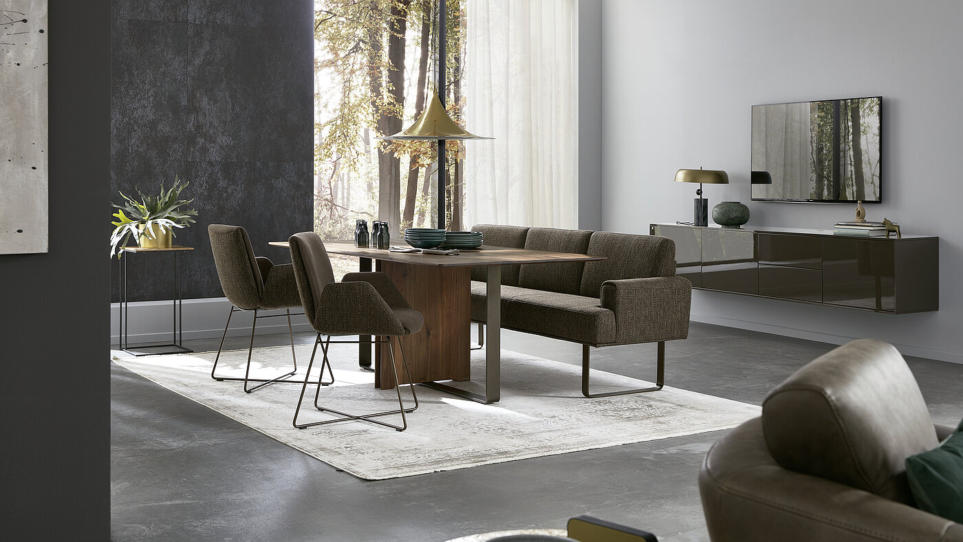 Stuhl (MEX) mit Armlehne, in Stoff 25021 (JAB 2, 55% Modacryl 26% Polyester 10% Polyamid 9% Baumwolle) / Stoff 24021 (JAB 2, 100% Polyester), Gestell M56 bronze, ca. B 59, H 89, SH 51, AH 69, T 62, ST 43 cm