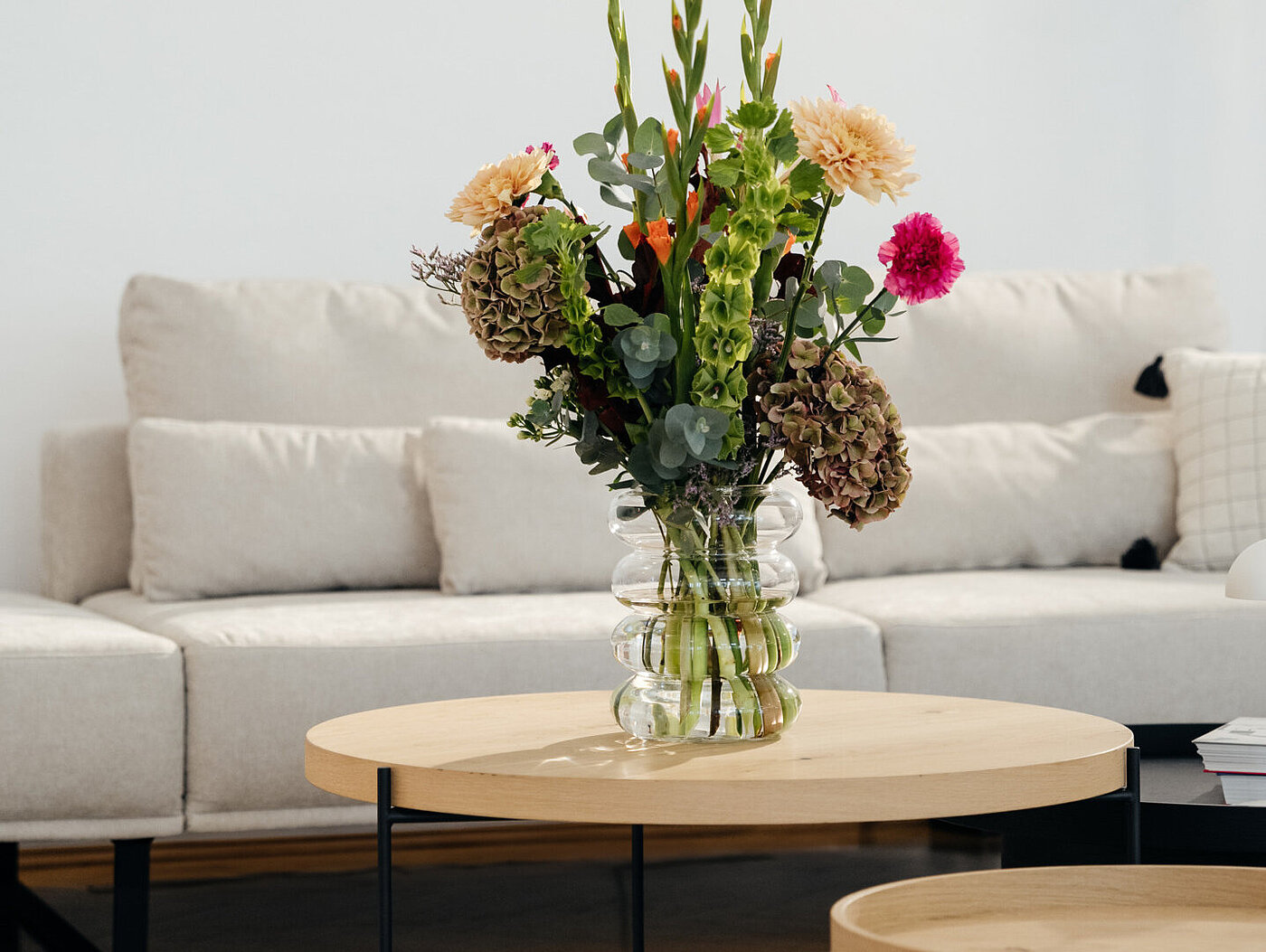 Hersteller: Venjakob
Programm: JustB! CT100
Couchtisch (M112-1875), Platte Wildeiche hell furniert, geölt, Metallgestell anthrazit, matt, ca. Ø 83, H 43 cm
Couchtisch (M162-0202), Tablett fest montiert, Eiche schwarz furniert, lackiert, ca. Ø 75, H 36 cm
Couchtisch (M161-7575K), Tablett lose aufgelegt, Stauraum im Unterbau, Wildeiche hell furniert, geölt, ca. Ø 60, H 26 cm