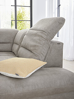 Sofa MR 1390: Detail: Kopfteilverstellung (KV), H 105 cm, Stoff BeReal stone (PG D, NS: 100 % Polyester, GS: 85 % Polyester, 15 % Lederfasern)