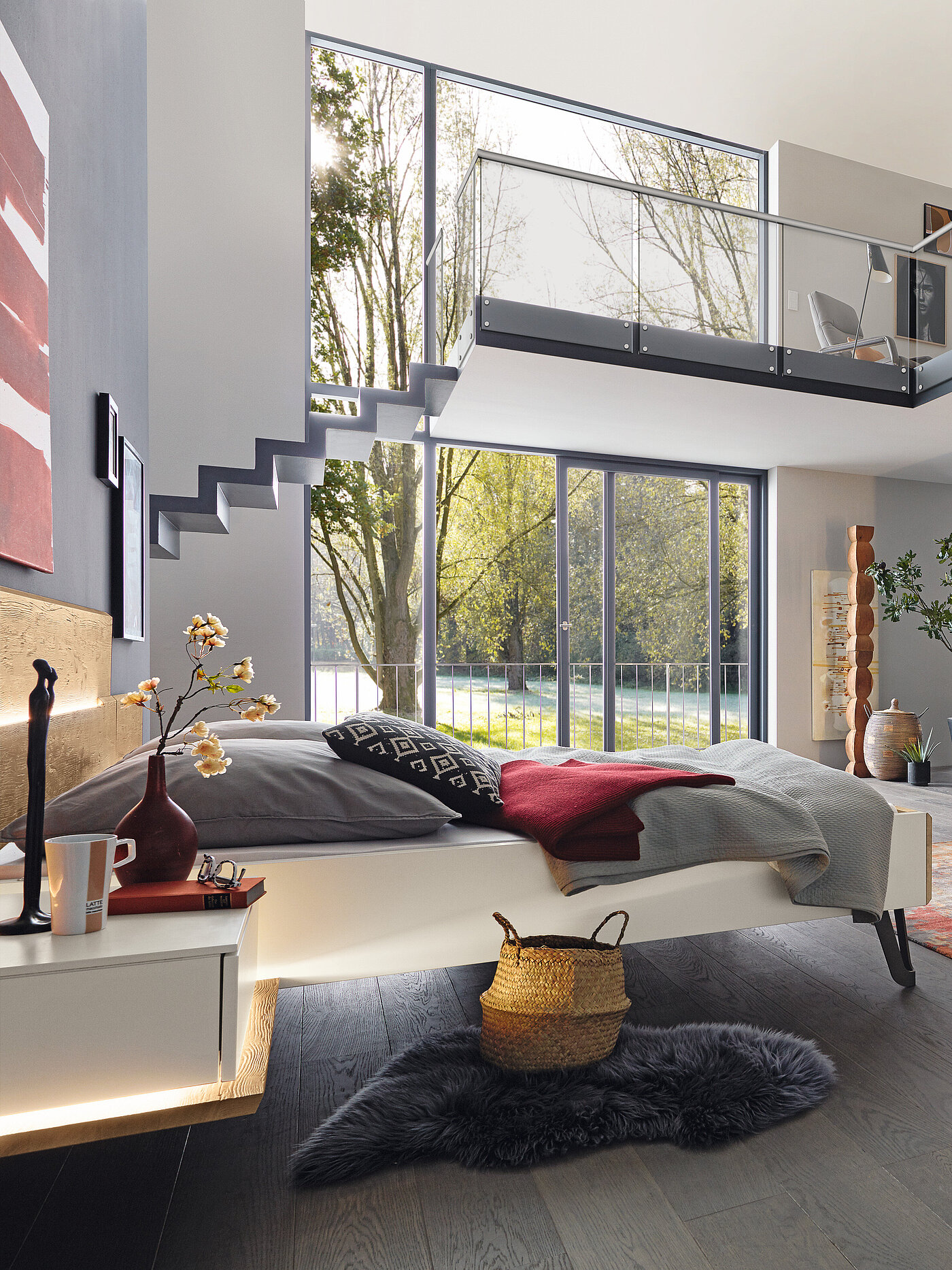 Drehtürenschrank 6-trg., 2 Designtüren in Absetzung, Liegenbett mit Holzkopfteil- und Fußteil in Absetzung mit Metallfüßen, Ansatzregal links und rechts mit Ablageboden (Zubehör: Aufsatzschubkasten links und rechts)
B 298,6, H 222,3, T 64 cm (Schrank), 180 x 200 cm (Bett), B 72,3, H 54,7, T 54,7 cm (Ansatzpaneel), B 58,5, H 22, T 45,1 cm (Aufsatzkonsole)
Lack weiß/Absetzung Wildeiche massiv