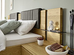 Sorrent: In Eiche teilmassiv/Absetzung Schiefer-Nachbildung, 2x Kopfteil mit Winkelpolster in Kunstleder anthrazit plus Konsolenpaneel inkl. Designeinlage mit Rauchglasboden inkl. LED-Beleuchtung