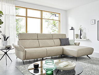 Corner sofa, comprising modular sofa, 2.5-seater (LKV), canape (CanGXRKV), Cloudy pearl leather (PG 60), metal foot in black, side length approx. 275 x 177, H 98/114, SH 46, SD 56 cm; optional functions: motorised headrest adjustment (KVMo) motorised canape (CanMoLi) with wall-away function (WAS1), motorised seat and back adjustment, adjustable armrests (LAL)