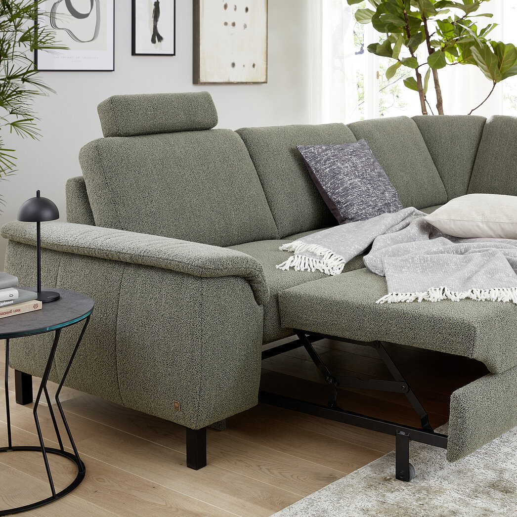 Funktionen MR 365 | Musterring Ecksofa in Stoff (PG 3, Loop green, 96 % Polyester, 4 % Polyacryl) bestehend aus Anreihsofa 2,5-sitzig (2516) Armlehne E links, mit Querschläferfunktion rechts, Ecksofa mit Stauraum, fester Hocker rechts (6010), Metallfuß schwarz matt, Schenkelmaß ca. 267 x 219, H 86, SH 47, ST 58 cm, Kopfstütze (9190) ca. B 50, H 15, T 14 cm