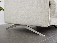 Detailbild vom Fußteil des Sofas MR 9440 (CC200) in Stoff (PG 0). Zubehör: 2 x Kufe 03BR brushed