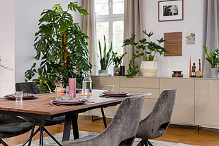 Stuhl Navarra R 2019 mit Stativgestell, ca. B 55, H 87,
T 62 cm, Stoff Adore 156 Hunter