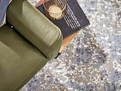 Sesse MR 261: Detail Armlehne Sessel, Leder Vivre moos (PG 58) Ton in Ton