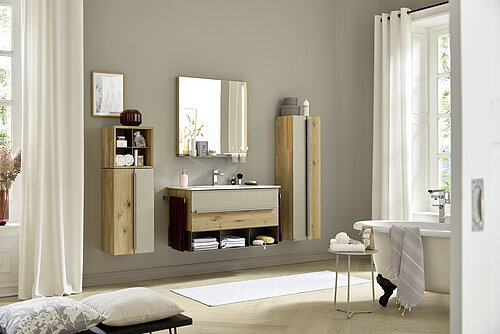 VZ-Vorschlag 810001, Korpus Wildeiche massiv lackiert, Front Colorglas titan / Absetzung Wildeiche gebürstet, lackiert, ca. B 102, H 200, T 50 cm, best. aus: Waschtisch-Hängeschrank 810112 mit 1 Auszug, ca. B 100,0, H 38,4, T 50,0 cm, Waschtisch 810804 Keramik weiß, Becken eingelassen, mit Überlauf, ca. B 102,0, H 1,6, T 50,0 cm, Metallregal 810704 Lack titan, ca. B 100,0, H 19, T 50,0 cm (Fachtiefe 30 cm), Spiegel 810053 mit integrierter LED-Beleuchtung, Kippschalter zum Schalten der Lichtfarbe und Metallablage Lack titan inkl. 2 Glasbechern, ca. B 82,0, H 80, T 17,0 cm, Zubehör (Aufpreis): Handtuchhalter 810901 Metall Lack titan für Korpusmontage, ca. L 45 cm