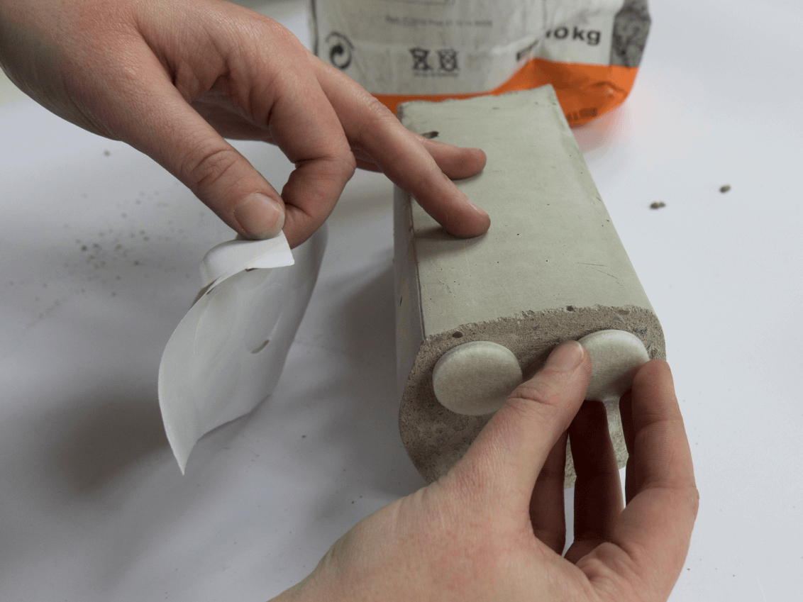 Accessories aus Beton! Schritt 7, Filzgleiter unter die Beton-Deko kleben, um Kratzer auf den Möbeln zu vermeiden!