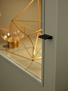 Kara-Frame-Dielen: Detail DieleVorschlag 73932, ca. B 272, H 179, T 40 cm, Griffe: Schwarz Matt, Lack Olivgrau