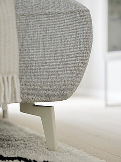 Detail Fuß, Ecksofa (Vorschlag 1A), Stoff (PG 20, z.B. Loft natur, 100 % Polyester), Metallfuß perlweiss, matt (W010-M17).