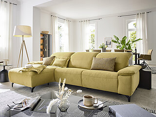 MR 370: Ecksofa (4629) bestehend aus Longchair links, Anreihelement medium und Anreihsofa medium 1,5-sitzig rechts, Stoff 24040 gelb JAB ANSTOETZ (PG JAB 2, 100 % Polyester), Armlehne A, Metallfuß schwarz, matt, ca. 180 x 280, H 83–105, SH 47, ST 56 cm 