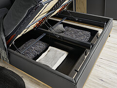 Polsterbett (HU-PB23043), mit Bettkasten und Sockelrahmen, Leder anthrazit (PG 20), Kopfteil (22911), Bettkasten zerlegbar (KU24), Metallfuß schwarz (W010-18 M01), Bezug Stretch Cover geteilt. Lattenrost links, LaroFLEX LR400 KFV, mit Kopf- und Fußteilverstellung, Bettkasten Zugänglichkeit per Gasdruckfeder, Lattenrost rechts, LaroFLEX LR400 KFV, mit Kopf- und Fußteilverstellung, Bettkasten Zugänglichkeit per Gasdruckfeder, Matratze links 1000-Tonnentaschen-FDK, M400 KA, Kaltschaum, H2, Matratze rechts 1000-Tonnentaschen-FDK, M400 KA, Kaltschaum, H3, Liegefläche ca. 180 x 200 cm, Liegehöhe ca. 59–66 cm, ca. B 205, H 112, T 230–247 cm
