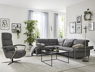Ecksofa (Vorschlag 3 A), bestehend aus Kombielement X gerade, Anstellhocker links (1XKOGL), Anreihsofa 2,5-sitzig (2,5 R), Armlehne A rechts, Stoff Belle grey (PG D, NS: 90 % Polyester, 10 % Polyamide, GS: 100 % Polyester), Aluminiumfuß poliert, ca. 213 x 260, H 83, SH 46, T 107, ST 54 cm. Zubehör: Kopfteilverstellung (KV) H 105, verstellbare Armlehne rechts (LALR), WallAway (WAH1) im Anreihsofa, T 177 cm, Funktionsablage (FA), Rücken echt