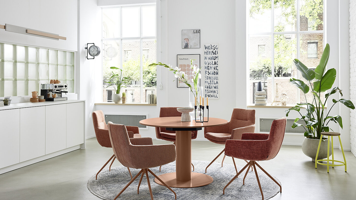 MR11702_A_MR4010_Kara-Frame_Print - 15.jpg Esstisch KARA-FRAME (94576), Holzplatte 16 mm, Säulengestell und Bodenplatte rosewood lackiert (PG 2), Ø 112,5, H 75 cm. Zubehör: Bodenplatte farbig lackiert (94984) in ausgewählten Farben