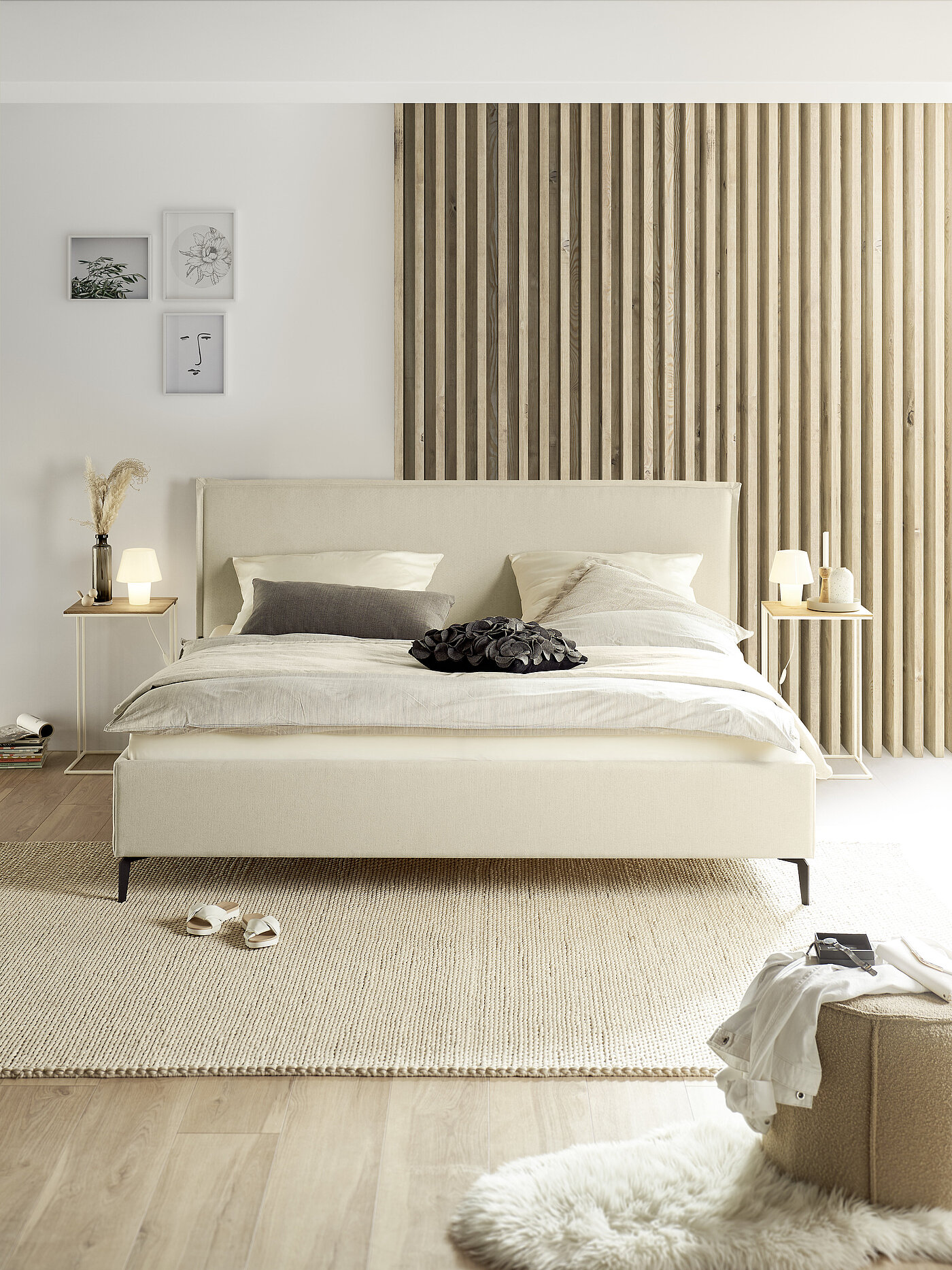 Polsterbett (153839), Kopfteil II weich gepolstert mit doppeltem Stehsaum, Liegefläche ca. 200 x 200 cm, ca.  B 215, H 112, T 210 cm, Stoff  JAB 9895, 63 % Baumwolle, 37 % Leinen, Metallfuß anthrazit