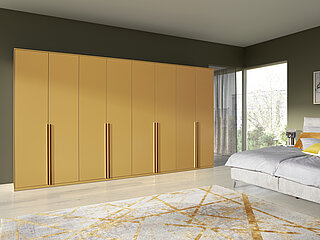 Dreh-/ Falttürenschrank KARA-FRAME-SCHLAFEN (74038), 8-türig, Lack amber, Griff Z9 Lack amber, ca. B 422, H 235, T 62 cm. Zubehör: 2 x 3er-Set LED-Beleuchtung (93049), 1 x Schrankinneneinteilung (78983), 1 x 1er-Set LED-Bodenbeleuchtung (93012), 1 x Schrankinneneinteilung (14267), 1 x 4er-Set LED-Bodenbeleuchtung (93053).