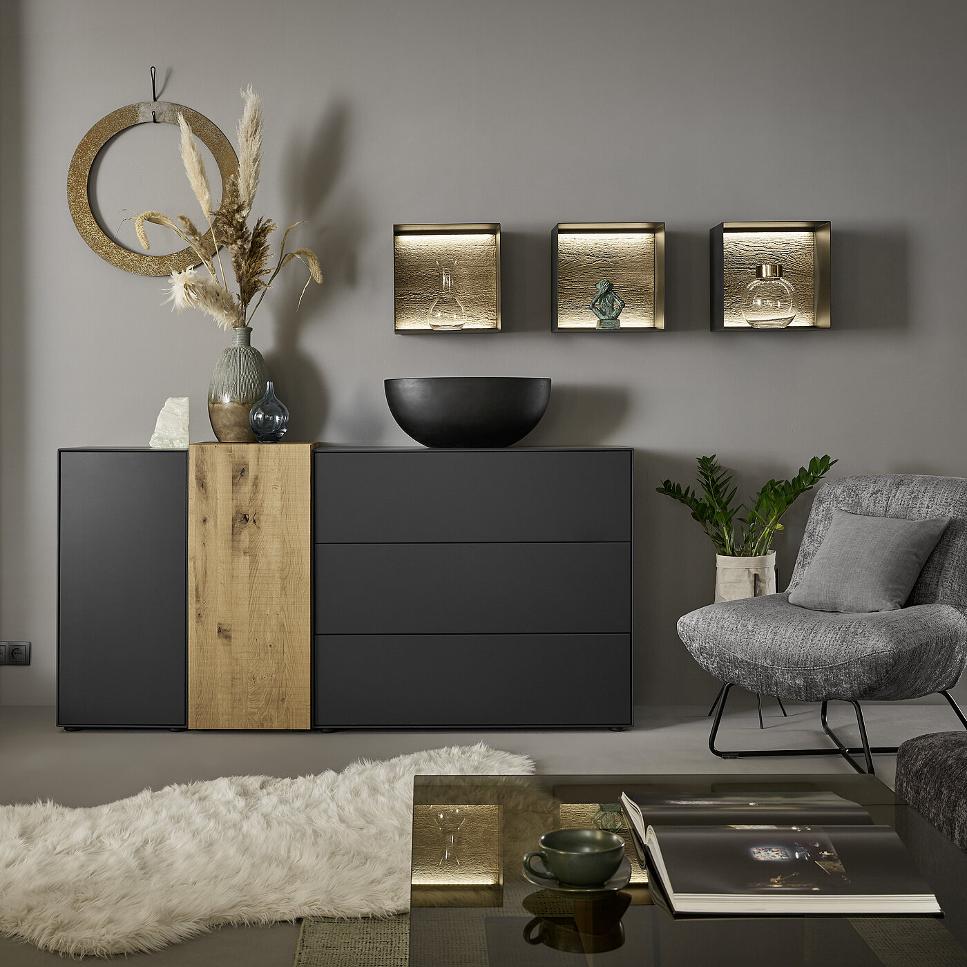 Wohnmöbel TREVIO | Musterring Sideboard 4181A, ca. B 181, H 92, T 46 cm, Kerneiche Umato / Lack anthrazit
Hängeregal 1031A, je ca. B 35, H 35, T 24 cm, Kerneiche Umato / Lack anthrazit