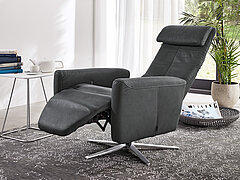 MR 261 Relaxsessel medium
ca. B 74, H 88-117, T 82-183, SH 45-49, ST 48-54 cm
in Echtleder  63/ Aurelia graphite, ohne Kontrastnaht, schmale Armlehne, Sternfuß (AD4) Edelstahl gebürstet, manuell hochklappbare Rückenpolster, Höhenverstellung durch Gasdruckfeder (AGV)