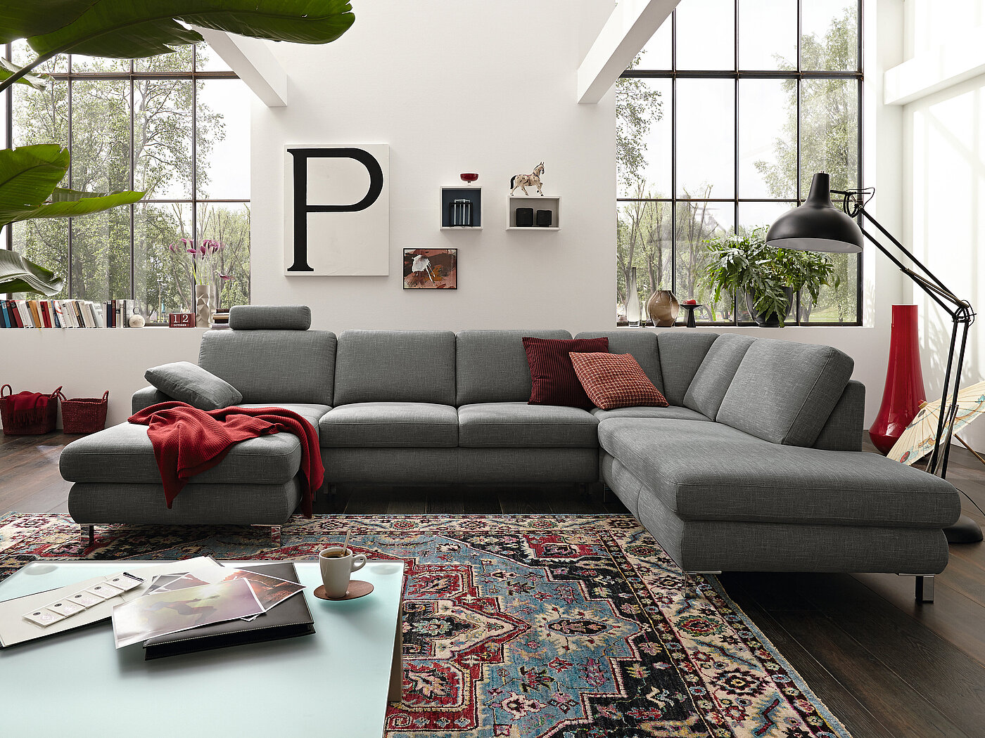 Sofa MR 365 | Musterring Eckgruppe best. aus: Longchair mit motorischer Relaxfunktion, Armlehne A, links (6061), Sofa 2-sitzig ohne AL mit Querschläfer (2014), Ecksofa mit manueller Relaxfunktion und Stauraum, fester Hocker rechts (6109), Zubehör: Armlehnkissen (9046), ca. B 40, H 13, T 50 cm, Kopfstütze variabel einsteckbar (9190) ca. B 50, H 15, T 14 cm
Schenkelmaß ca. 165 x 313 x 219 cm, T 95, ST 58, wahlweise H 84/86, SH 45/47 cm, Stoff Melrose, Fb. platin, 100 % Polyester, PG 2, Metallfuß Chrom beschichtet