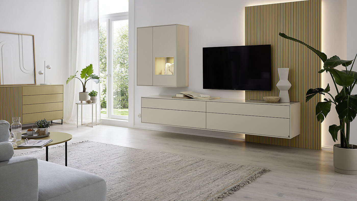 MR11376_D_Kara-Frame_Print - 15.jpg Wohnwand 74042, Lack seidengrau, Lack macchiata - Deepline (PG 2), ca. B 325, H 217, T 50 cm. Zubehör: 1er Set LED Strahler (90489), TV-Halterung (94592), LED-Beleuchtung für Paneel (94689), Deepline Vitrinenrückwand (94478), Deepline Paneel (94544), 5-Kanal-Funkfernbedineung (91197), 1-Kanal Funkempfänger (91198), 3-Kanal-Funkempfänger (91199)